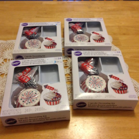 Wilton Cupcake Decorating USA Picks and Baking Cups - Picture 1 of 8